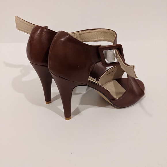 Classic brown heels - brand new with original box - Picture 2 of 4